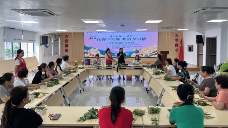 分馆动态 | “花香伴笑颜 共叙夕阳情”传统非遗插花活动