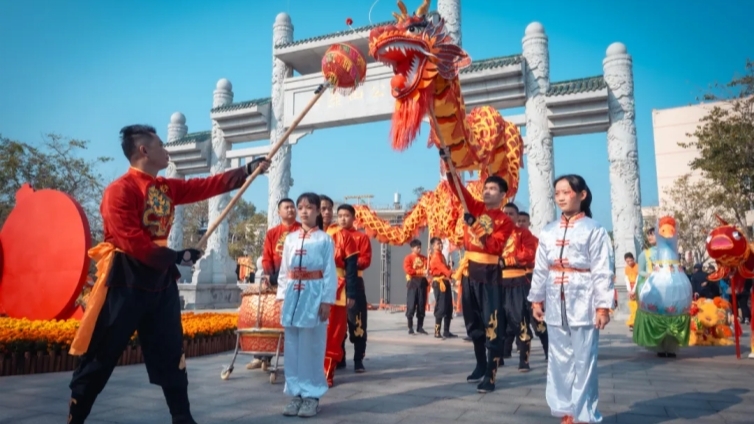 龙门“非遗闹新春”巡游活动盛大上演