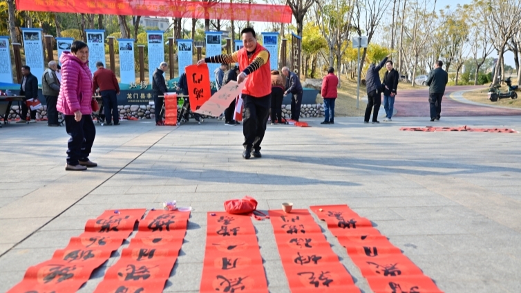 迎新春送春联 浓浓年味暖人心