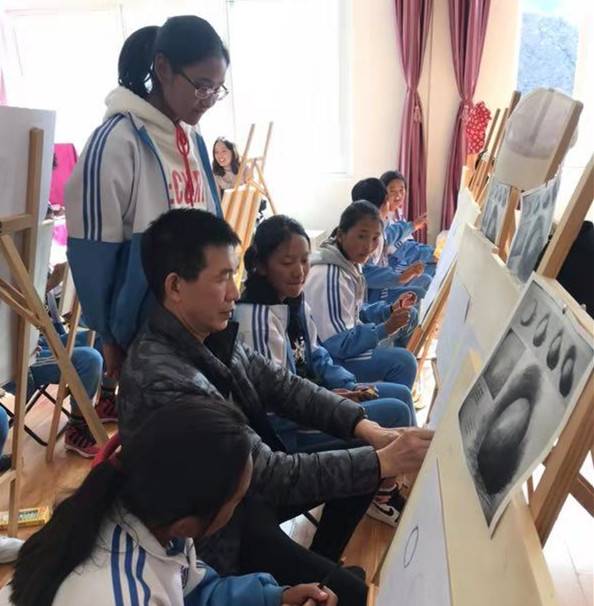 正文交流团一行在朗县先后对县文化活动中心,朗县中学等进行了调研,在